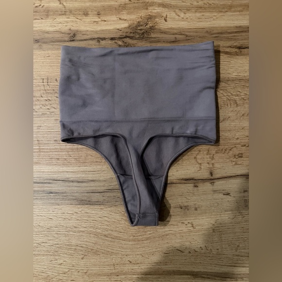 Skims thong shape wear l/xl NWOT bought in the sale so no returns - Picture 2 of 3